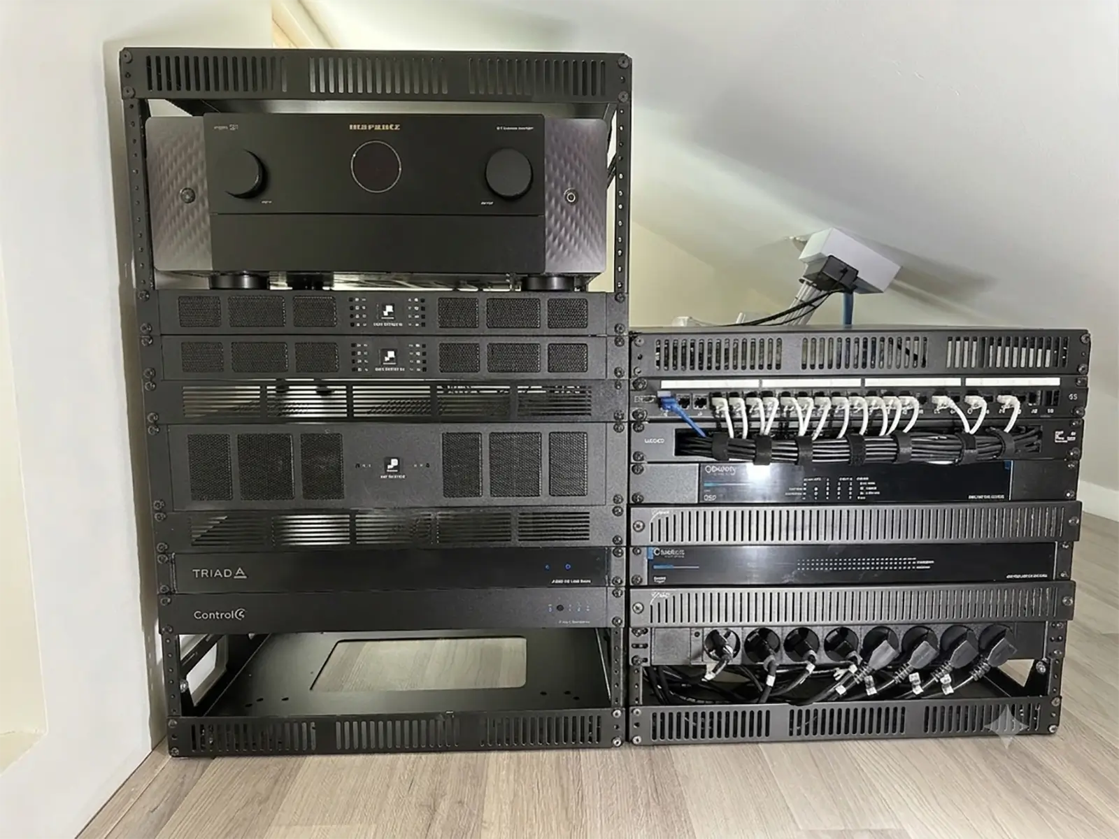 Teknikrack för Control4-installation med prydlig kabeldragning